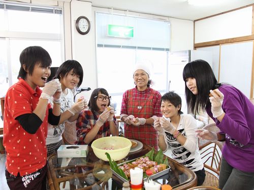 久米島 美容・健康のハーブ「ローゼル」でお料理教室（三時茶付）