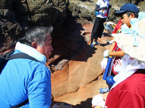 11月14日(月) 粟国島 粟国島の海岸で「太古の火山活動」の痕跡を廻る